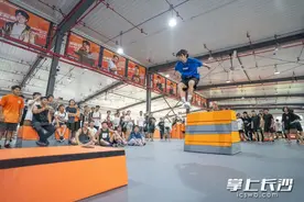 热镜头丨飞檐走壁跑酷侠图片