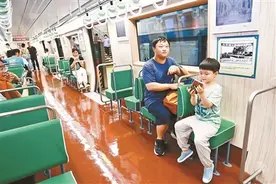 地铁“时光列车”重现60年代绿皮座椅图片