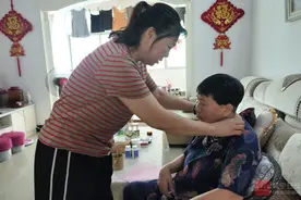 母亲患阿尔茨海默症 女儿辞职回家照顾患图片