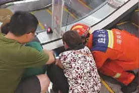 5岁男童穿“洞洞鞋”乘自动扶梯被“咬脚” 探因：洞洞鞋易被吸附到扶梯挡板上图片