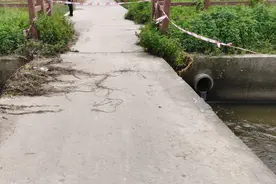 痛心！2名高中学生暑期无证驾驶摩托车涉水过桥，溺水身亡图片