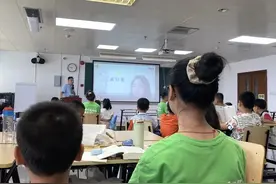 听！教室里传出孩子们的甜美歌声……图片