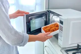 可怕！加热3分钟释放几十亿塑料颗粒！千万别把塑料餐盒放进微波炉加热了！图片