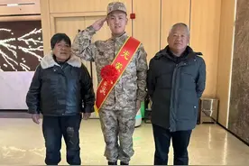 女孩蜷缩在火车过道睡觉，有人悄悄为她盖上一床被子图片