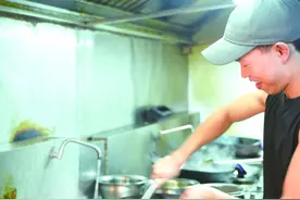 记者后厨体验厨师工作，感受大汗淋漓的“人间烟火”图片