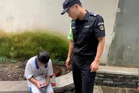 【夏季治安打击整治行动】“警”急助力，萌娃走失 特警暖心救助图片