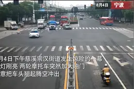 “帅”不过三秒 摩托车街头炫技被交警当场拿下图片
