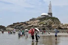 福建福州民众海滨沙滩游玩图片