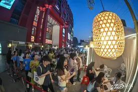 中医药养生夜市人气火爆图片