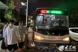 打卡五四广场、浮山湾灯光秀  岛城601路公交线客流持续增长图片