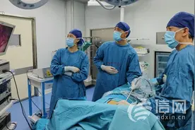 少女乳房长了鹅蛋大小肿块 专家提醒：乳房“发育”过快勿大意图片