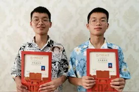 学霸x2！湖北双胞胎神默契考上同一所大学图片