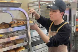 最高日入4000元！“00后”淄博小伙在青创办2元面包店人气火热图片