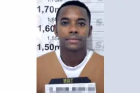 开始牢狱生涯📸巴媒曝光罗比尼奥入狱肖像照，身穿棕色囚服图片