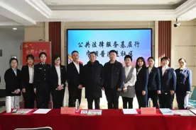 巾帼律师进社区，彰显普法“她”力量图片