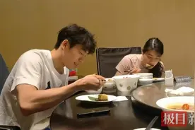 孙佳俊推介湖北特色美食，张雨霏吃上了“心心念念”的热干面图片