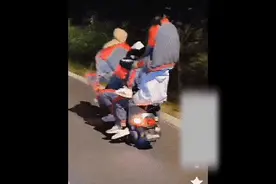 惊险！广东湛江7名中学生骑一辆电动自行车，被警方约谈！图片