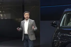 小鹏汽车创始人何小鹏：未来交通工具会像机器人一样思考沟通行动图片