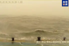 台风风眼穿越舟山嵊泗列岛 2500余艘商船正面防抗台风图片