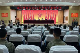 满载荣光再出发！汕头警备区3名军官卸甲告别军旗图片