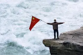 李现打卡虎跳峡拍出“人生照片”！很多人想Get同款，景区提醒→图片
