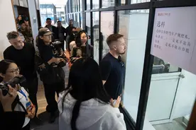 当老外博主遇到宁波年糕：百闻不如一试，抡起木槌上手捣图片