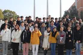 成绩优秀，奖状无数！这个班级有点“牛”图片