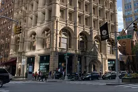 街拍：裂缝中露出非虚构的砖图片