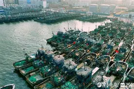 荣成渔民放下正月酒，大年初六扬帆出海去捕鱼图片