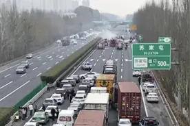 沈阳一大巴车在高速起火有人受伤，多方介入！一度交通管制图片