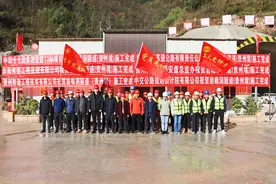 安盘高速岩峰洞隧道（贵州境）完工图片