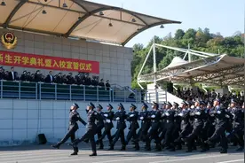 分列式、直升机、格斗拳……这所高校举行开学典礼，风格很“硬核”图片
