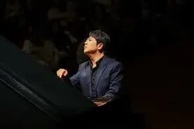 郎朗“手把手”教视障少年弹《彩云追月》，《浪漫琴缘》音乐会在广州上演图片