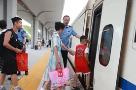 细心服务伴旅客平安出行图片