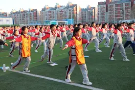 济南万象新天学校有了新课间操，创编者是位年轻“女将”图片