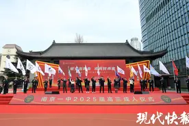 南京一中18岁成人仪式感动满分！父母要做孩子身后不落的星光图片