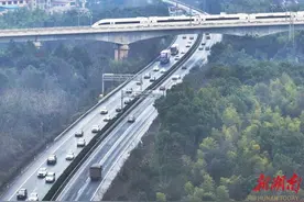 湖南日报头版摄影报道|春运在路上图片