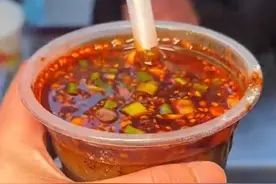 咖啡+花椒+油辣子？重庆路边摊火了，帮你尝了尝…… 网友：味道还可以图片