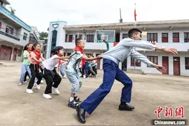 贵州贵定：消防员走进乡村学校和学生同过“六一”图片