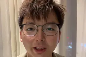 “地铁上被诬陷偷拍”男子回应将直播带货：只是缓解经济压力图片