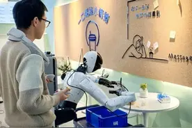 从“机械臂”到“聪明脑”——人形机器人加速跑进量产元年｜产业创新动态图片