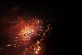 金蛇献祥瑞！厦门金门两岸正月初一同放焰火点亮夜空图片