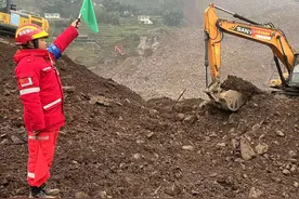 直击筠连山体滑坡救援现场：安全员全程站立“护卫”作业挖机图片
