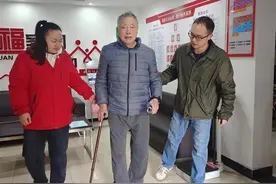 老人在地下车库迷路，社区网格员帮助迷路老人回家图片