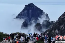 清明假期7.5万余名游客登黄山图片