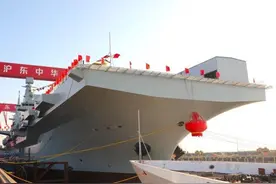 海军四川舰下水，专家：全球首艘采用电磁弹射技术的两栖攻击舰图片