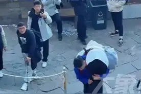 客户多为年轻女性 陪爬泰山小伙称女友不支持做这行图片