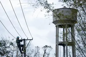 南方电网广东江门供电局：支援海南抢修复电队 争分夺秒为万亩荔枝林“解渴”图片