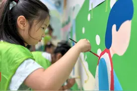 “紫藤”美景出墙来，萌娃共绘社区墙面图片