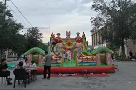 吉木萨尔县一社区大院有了一座充气城堡图片